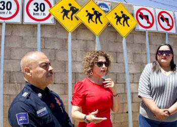 EN CANANEA ALCALDESA ESMERALDA GONZÁLEZ ENTREGA EQUIPO DE SEÑALAMIENTO VIAL A SSPM