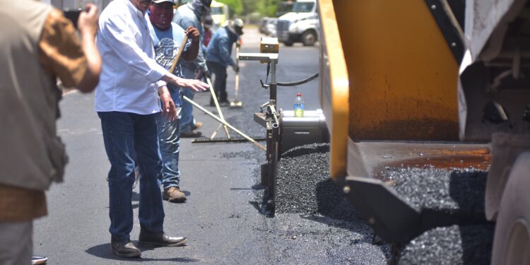 PORQUE ASÍ SE HACE CON BIENESTAR AVANZAN OBRAS DE PAVIMENTACIÓN Y SE CONSTRUYEN PLAZAS MULTIFUNCIONALES EN CAJEME